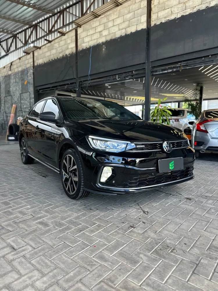 Volkswagen Virtus na cor preta, vista dianteira em três quartos