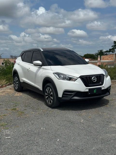 Nissan Kicks na cor branca, vista dianteira em três quartos (foto 1 de 14)