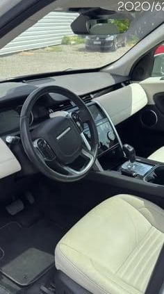 Interior do Discovery com bancos claros e volante multifuncional