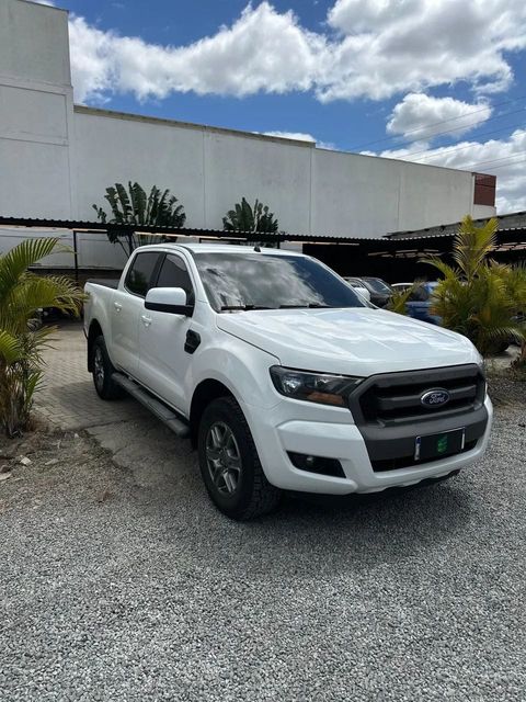 Ford Ranger na cor branca, vista dianteira em três quartos (foto 1 de 15)