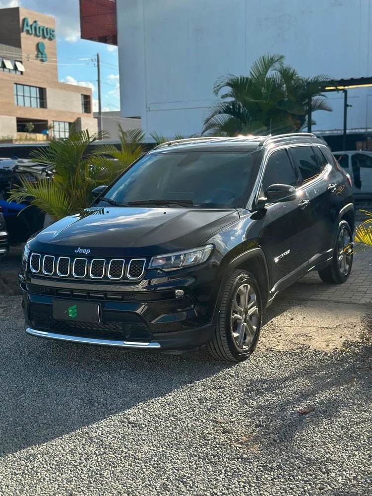 Jeep Compass na cor preta, vista dianteira em três quartos
