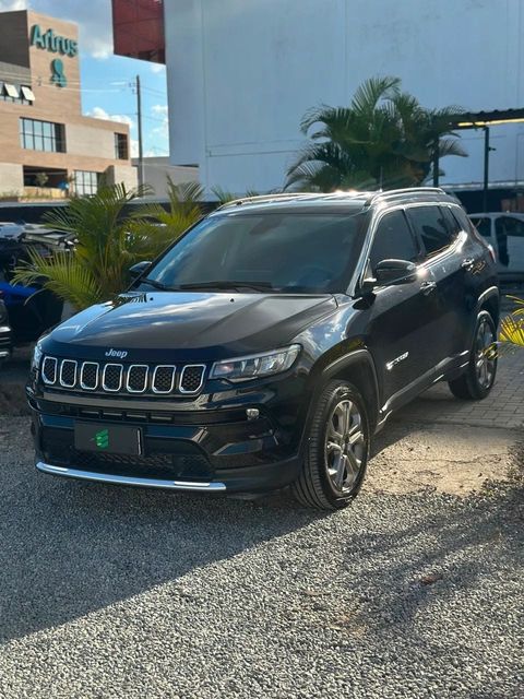 Jeep Compass na cor preta, vista dianteira em três quartos (foto 1 de 16)
