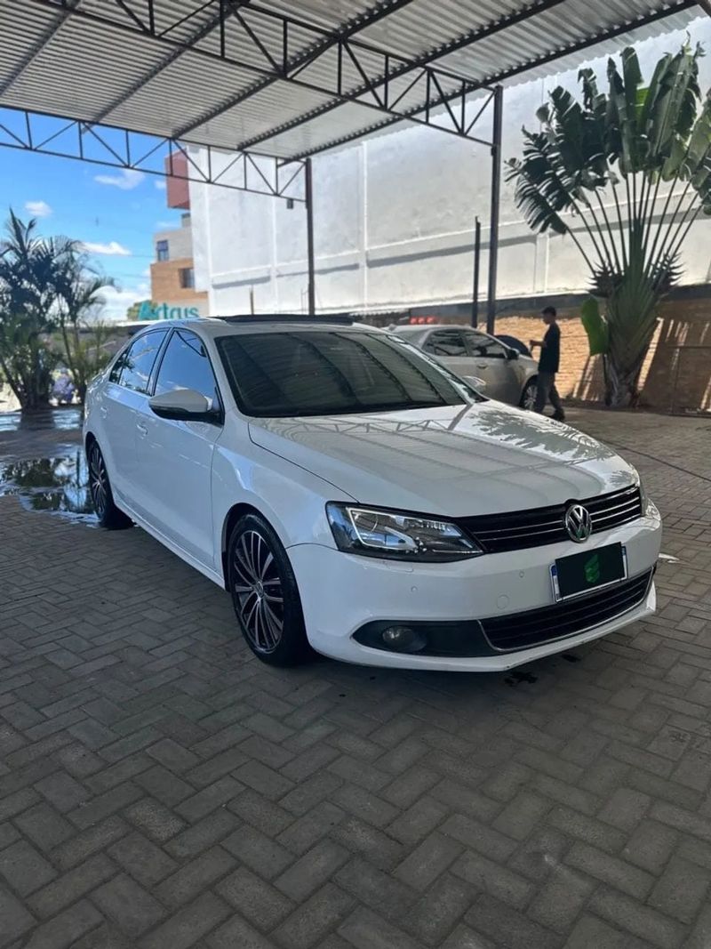 Volkswagen Jetta na cor branca, vista dianteira em três quartos