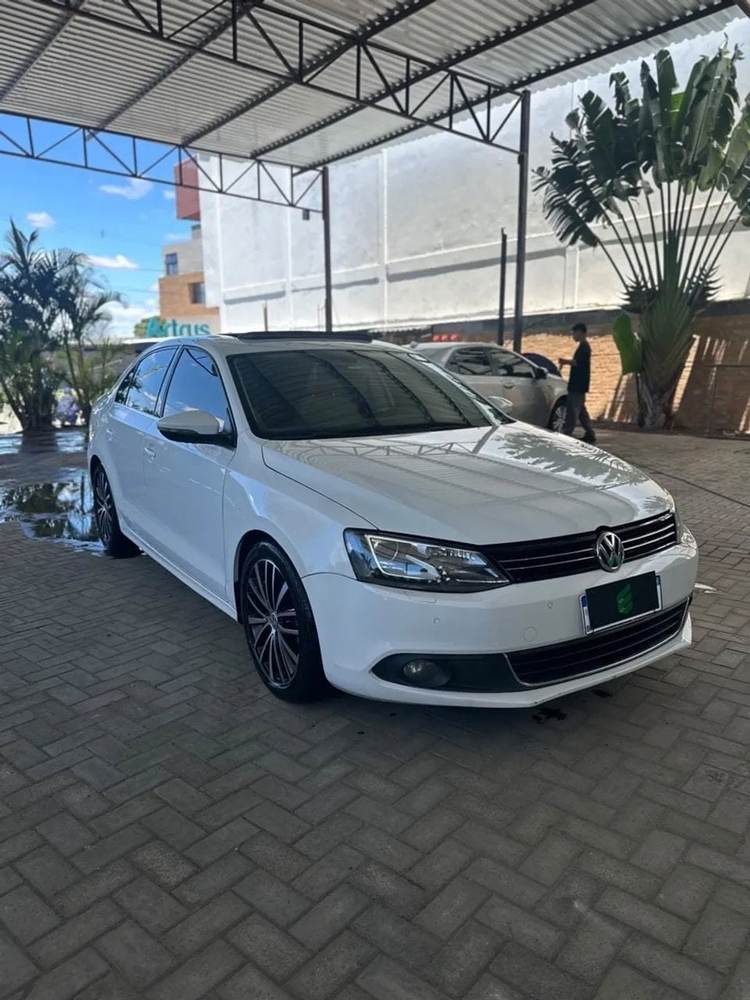 Volkswagen Jetta na cor branca, vista dianteira em três quartos
