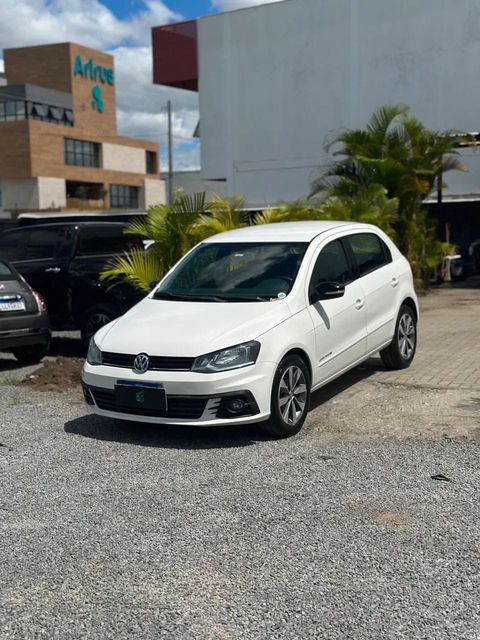 Volkswagen Gol na cor branca, vista dianteira em três quartos (foto 1 de 14)