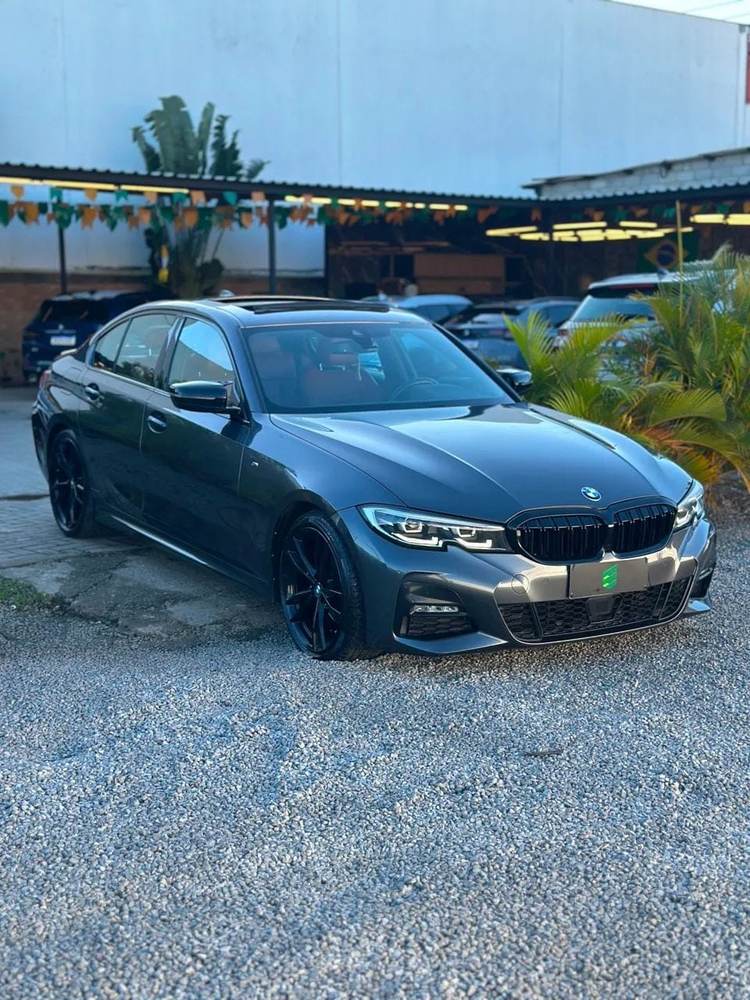 BMW 320i na cor cinza, vista dianteira em três quartos