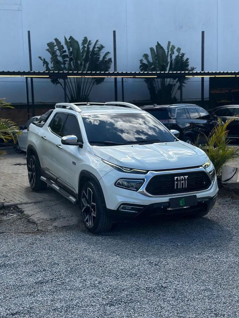 Fiat Toro na cor branca, vista dianteira em três quartos
