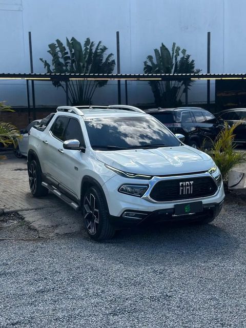 Fiat Toro na cor branca, vista dianteira em três quartos