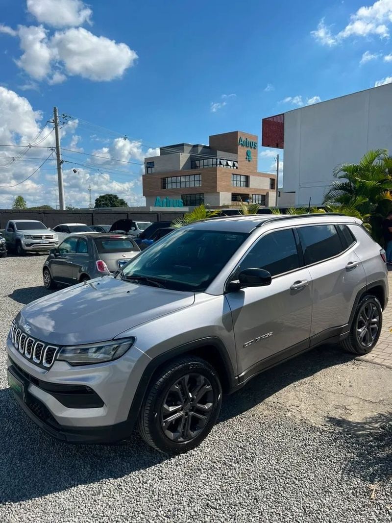 Jeep Compass na cor prata, vista dianteira em três quartos
