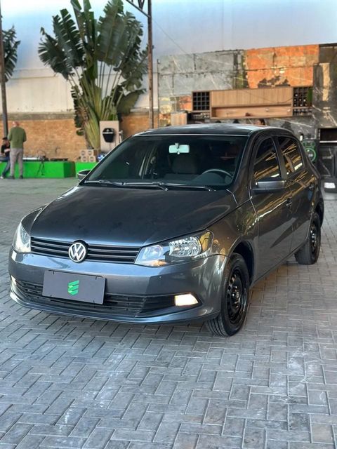 Volkswagen Gol na cor cinza, vista de frente (foto 2 de 11)