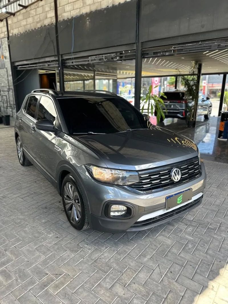 Volkswagen T-Cross na cor cinza, vista dianteira em três quartos