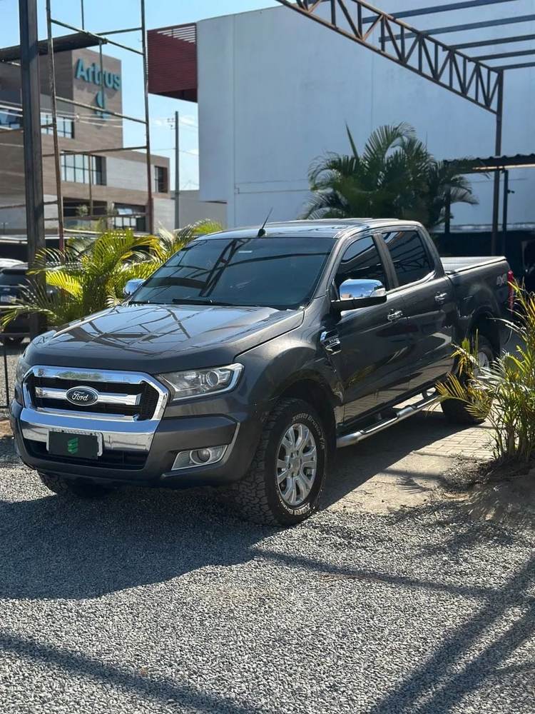 Ford Ranger na cor cinza, vista dianteira em três quartos