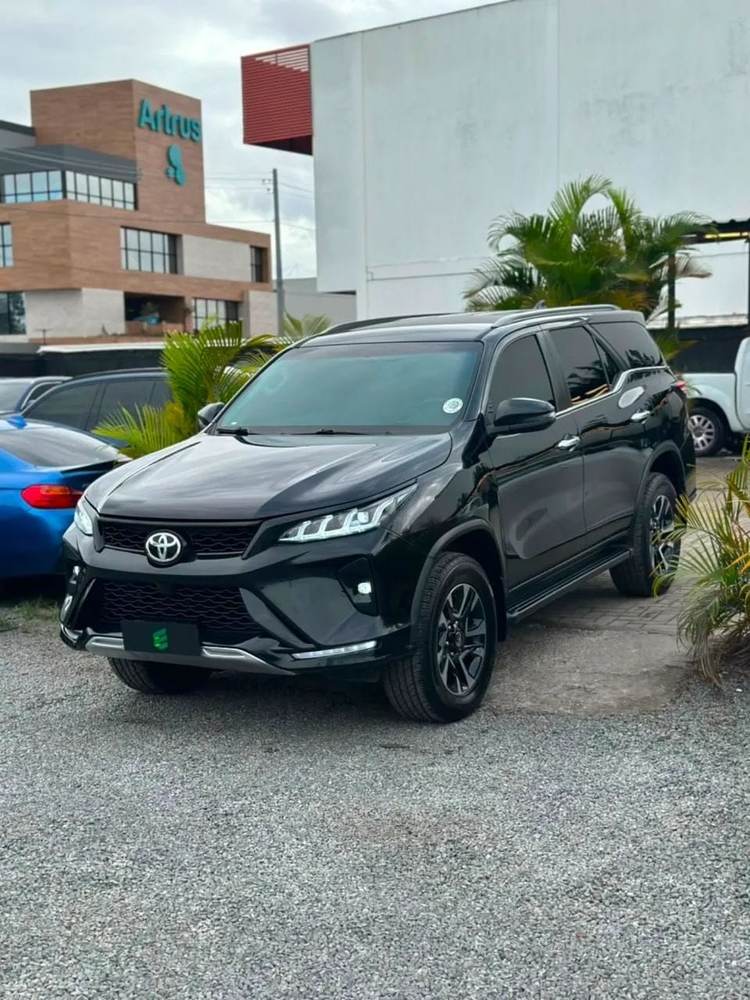 Toyota Hilux SW4 na cor preta, vista dianteira em três quartos