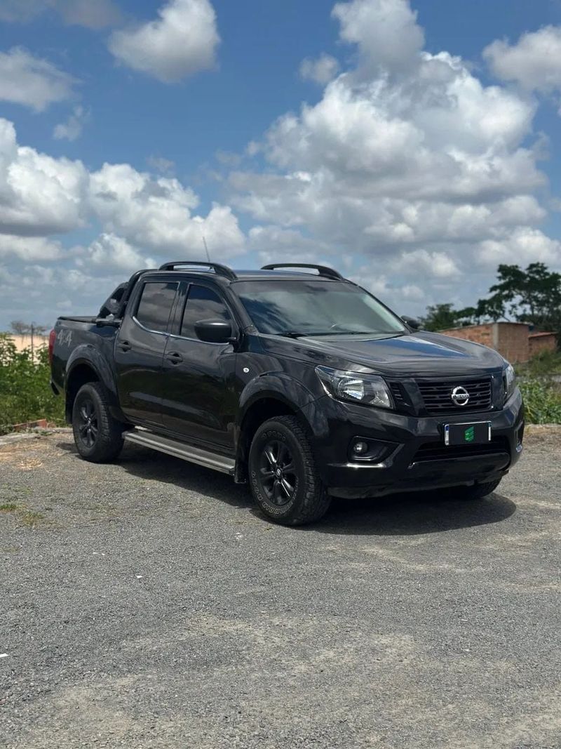 Nissan Frontier na cor preta, vista dianteira em três quartos