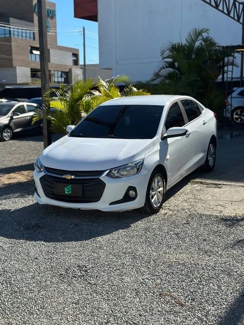 Chevrolet Onix Plus na cor branca, vista dianteira em três quartos (foto 1 de 16)