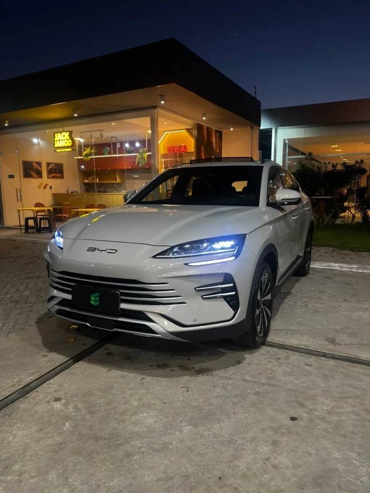 BYD Song Plus na cor cinza, vista dianteira em três quartos