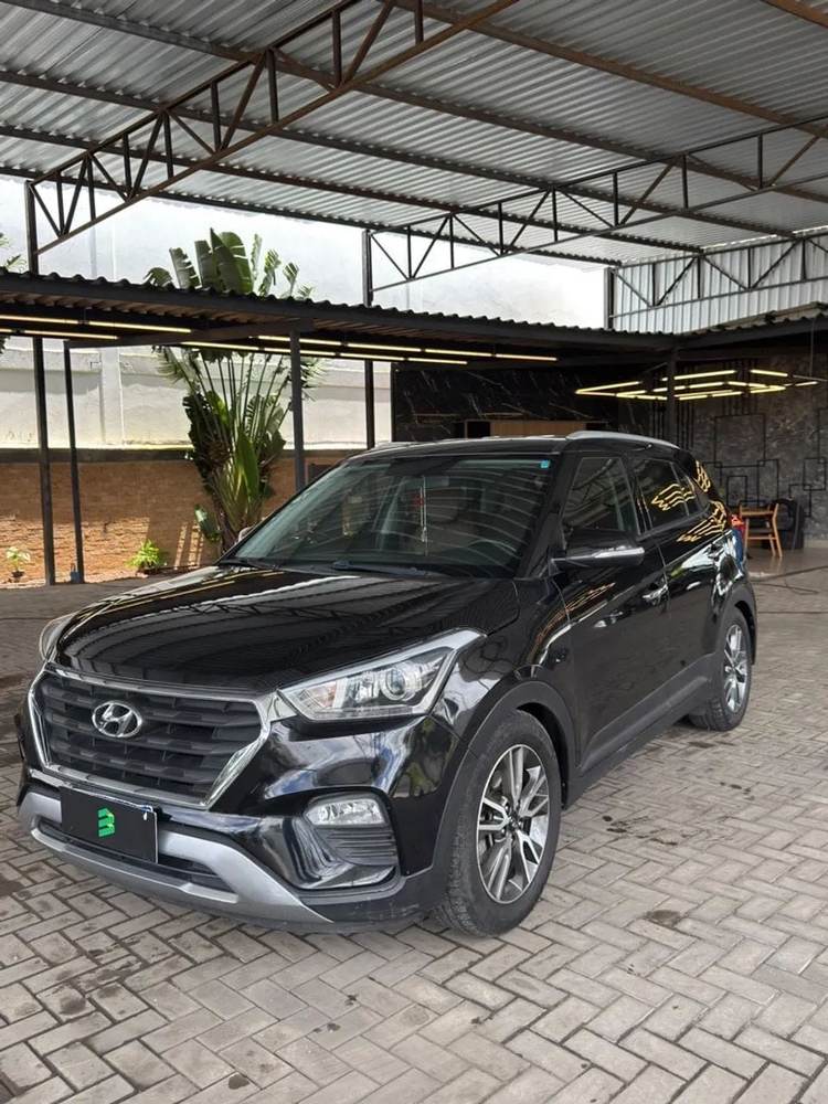 Hyundai Creta na cor preta, vista dianteira em três quartos