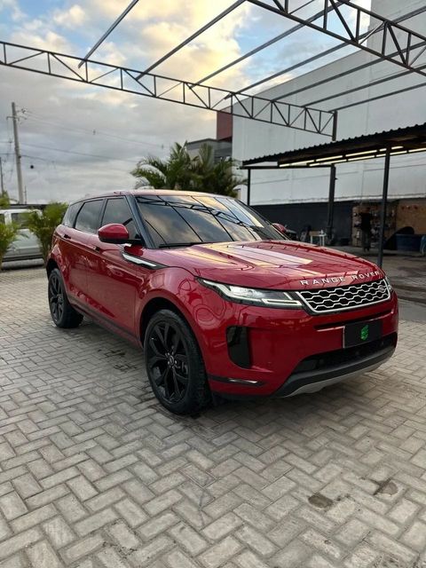 Land Rover Range Rover Evoque na cor vermelha, vista dianteira em três quartos (foto 1 de 16)
