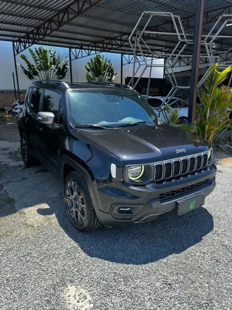 Jeep Renegade na cor preta, vista dianteira em três quartos