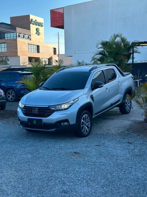 Fiat Strada na cor prata, vista dianteira em três quartos (foto 1 de 14)