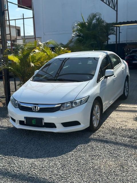 Honda Civic na cor branca, vista dianteira em três quartos (foto 1 de 14)
