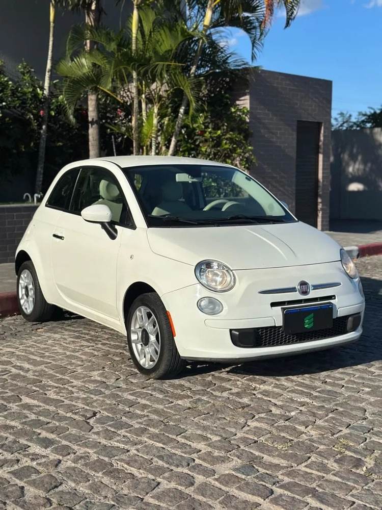 Fiat 500 na cor branca, vista dianteira em três quartos
