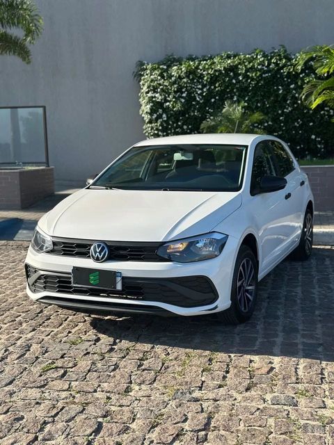 Volkswagen Polo na cor branca, vista dianteira em três quartos (foto 1 de 12)
