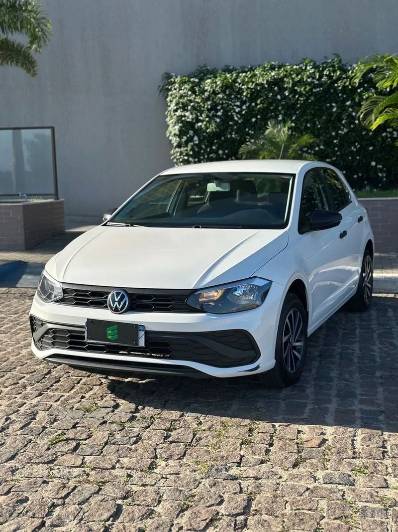 Volkswagen Polo na cor branca, vista dianteira em três quartos