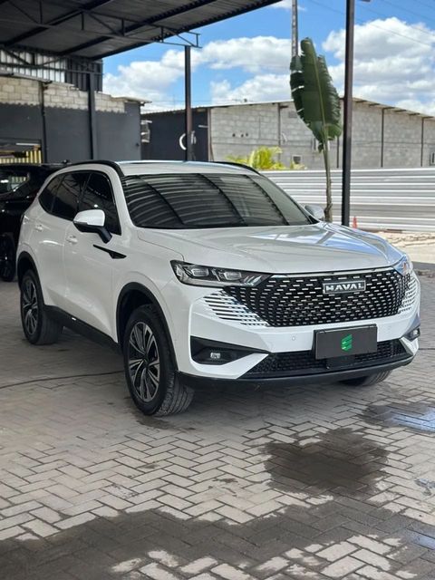 GWM Haval H6 na cor branca, vista dianteira em três quartos (foto 1 de 15)