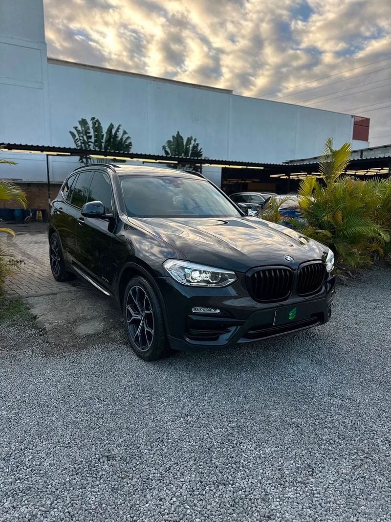 BMW X3 na cor preta, vista dianteira em três quartos