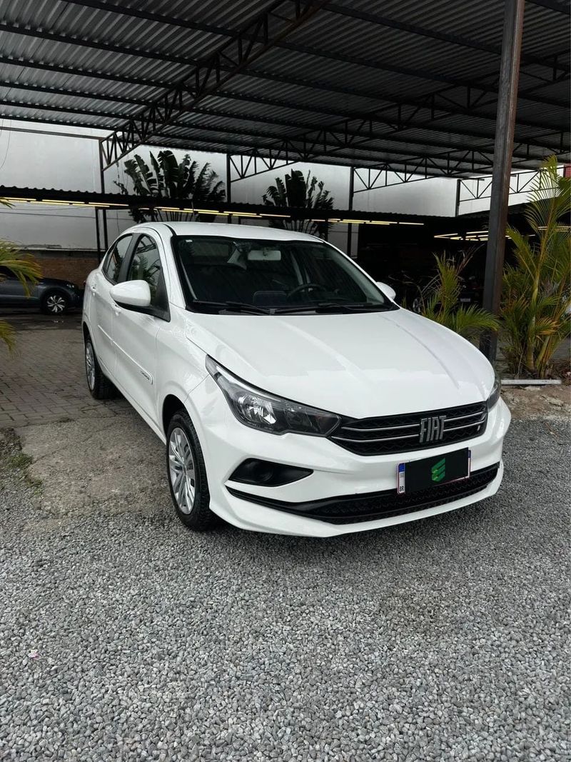 Fiat Cronos na cor branca, vista dianteira em três quartos