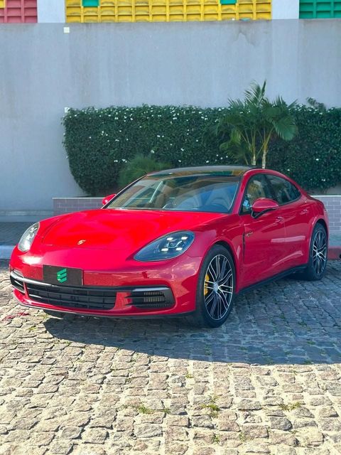 Porsche Panamera na cor vermelha, vista dianteira em três quartos (foto 1 de 20)