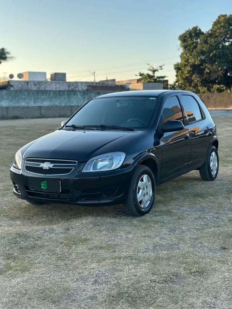 Chevrolet Celta na cor preta, vista dianteira em três quartos