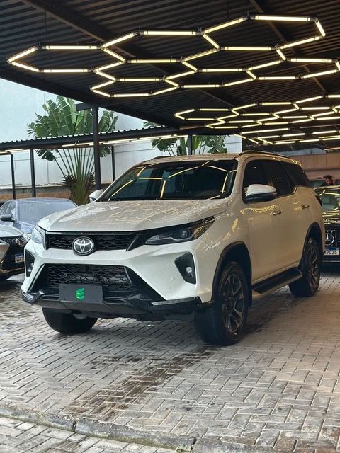 Toyota Hilux SW4 na cor branca, vista dianteira em três quartos (foto 1 de 13)