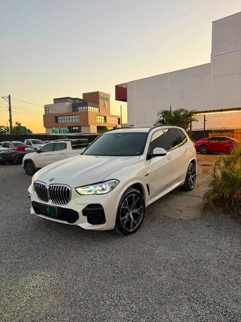 BMW X5 na cor branca, vista dianteira em três quartos (foto 1 de 18)
