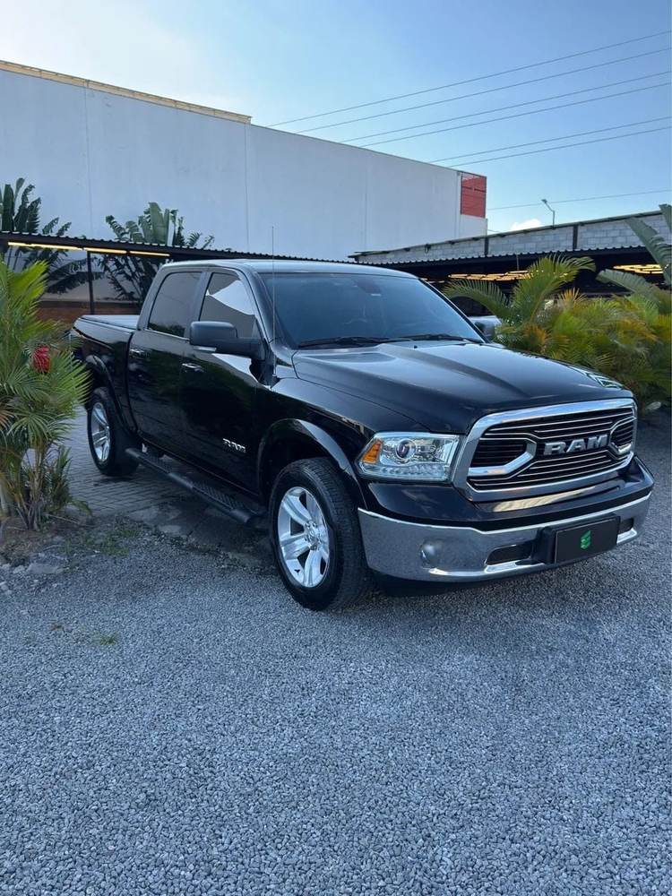 Ram Classic na cor preta, vista dianteira em três quartos