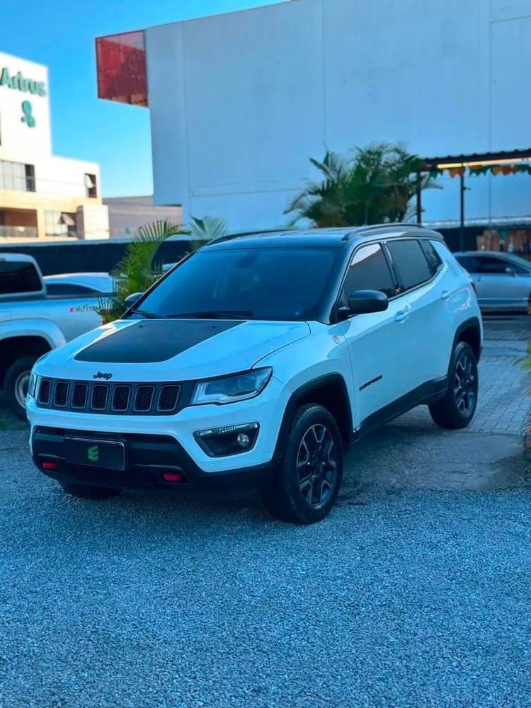 Jeep Compass na cor branca, vista dianteira em três quartos