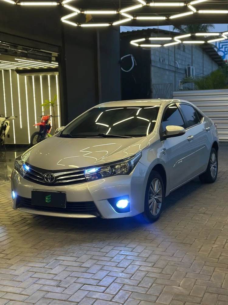 Toyota Corolla na cor prata, vista dianteira em três quartos
