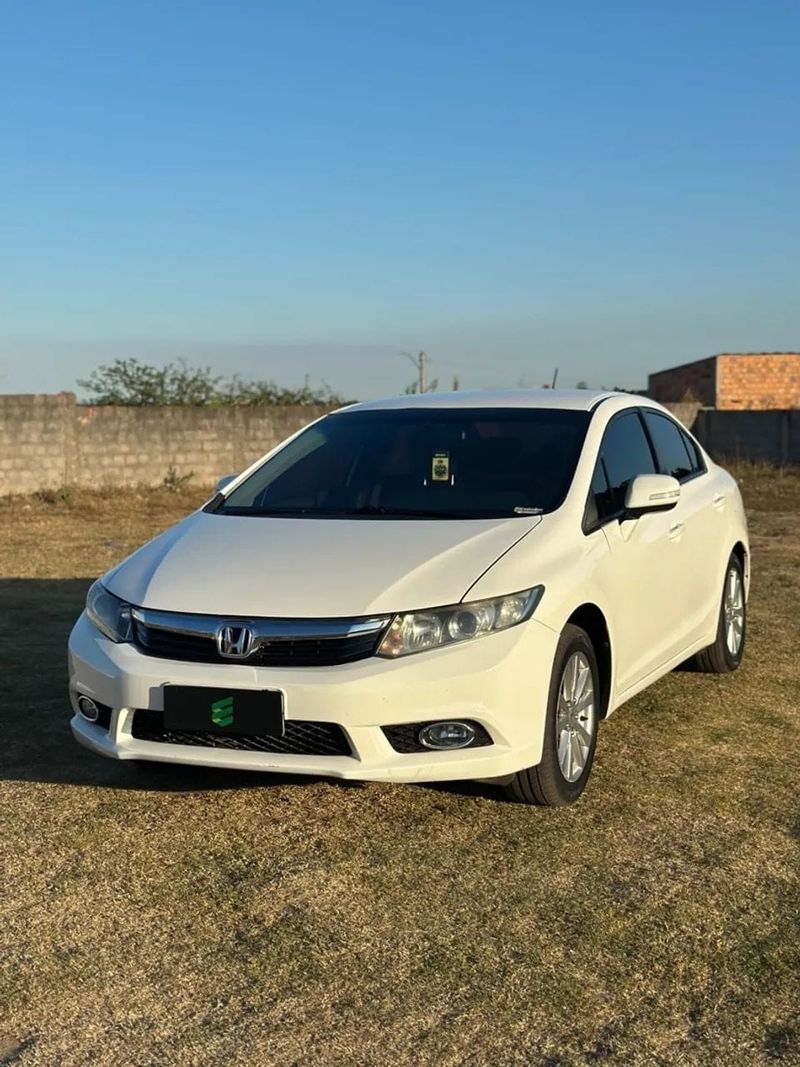 Honda Civic na cor branca, vista dianteira em três quartos