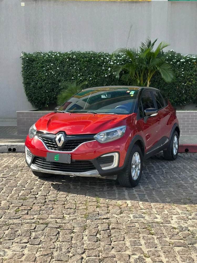Renault Captur na cor vermelha, vista dianteira em três quartos