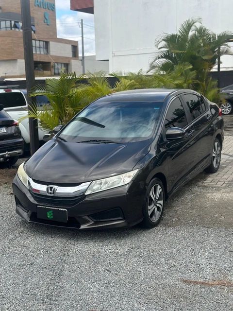 Honda City na cor cinza-escuro, vista dianteira em três quartos (foto 1 de 14)