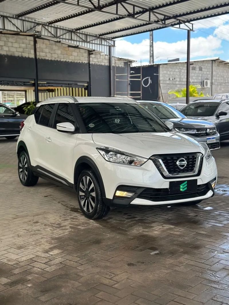 Nissan Kicks na cor branca, vista dianteira em três quartos