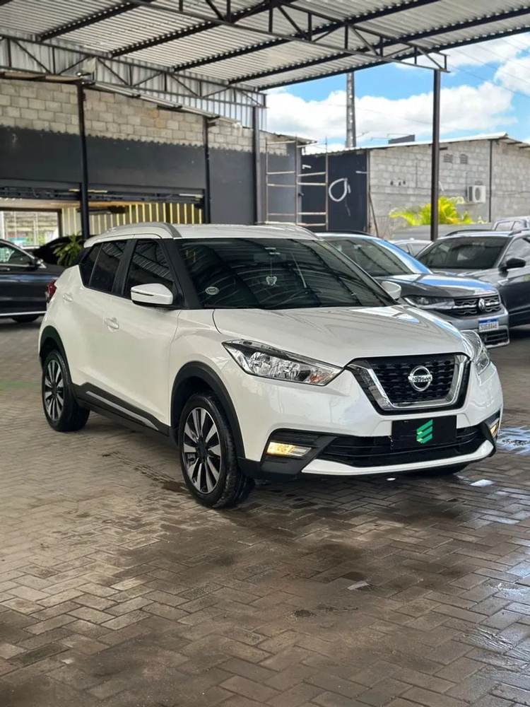 Nissan Kicks na cor branca, vista dianteira em três quartos