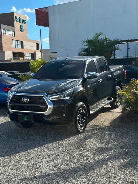 Toyota Hilux na cor preta, vista dianteira em três quartos (foto 1 de 18)