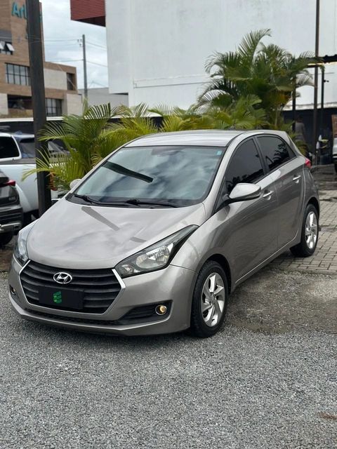 Hyundai HB20 na cor prata, vista dianteira em três quartos (foto 1 de 15)