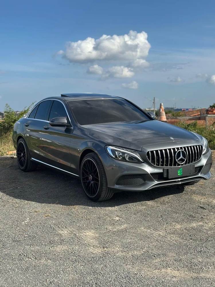 Mercedes-Benz C 200 na cor cinza, vista dianteira em três quartos