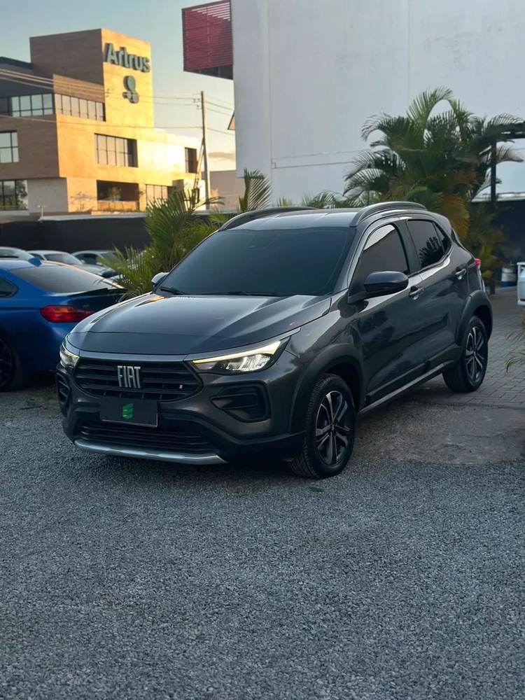 Fiat Pulse na cor cinza, vista dianteira em três quartos