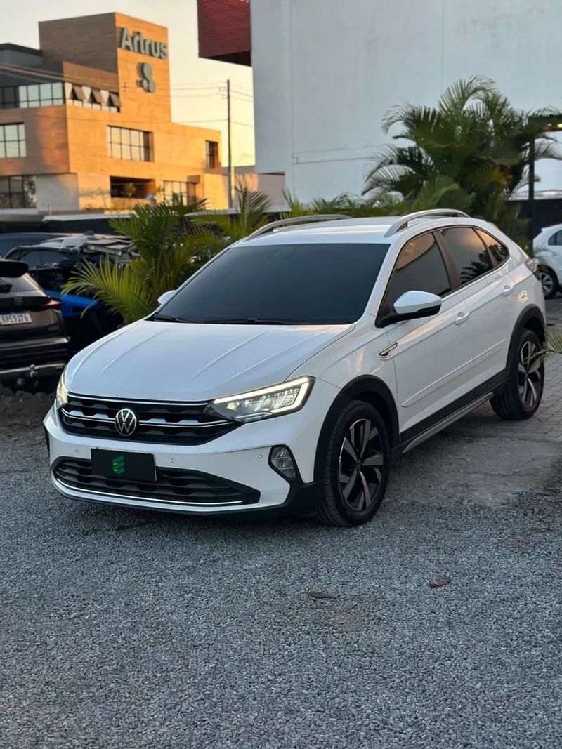 Volkswagen Nivus na cor branca, vista dianteira em três quartos