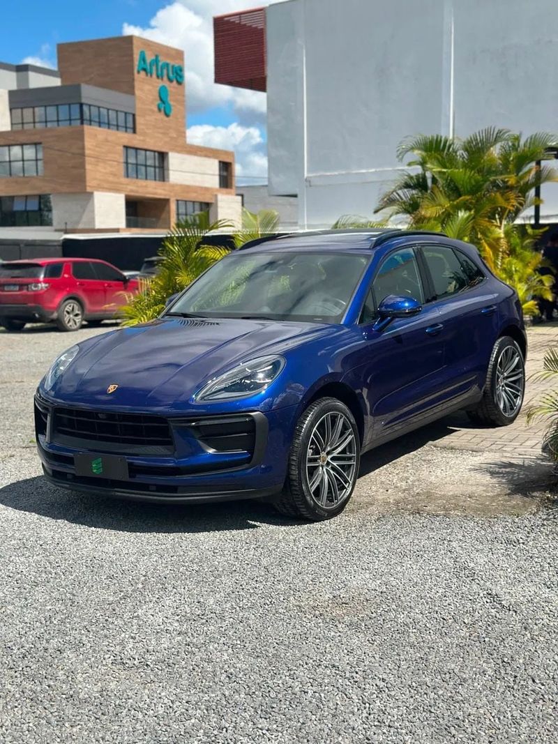 Porsche Macan na cor azul, vista dianteira em três quartos