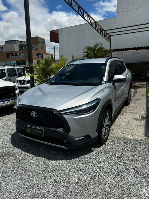 Toyota Corolla Cross na cor prata, vista dianteira em três quartos (foto 1 de 10)